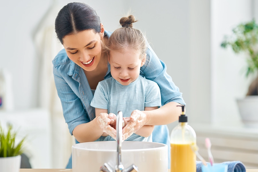 Accompagner l’enfant de plus de 3 ans dans ses actes quotidiens