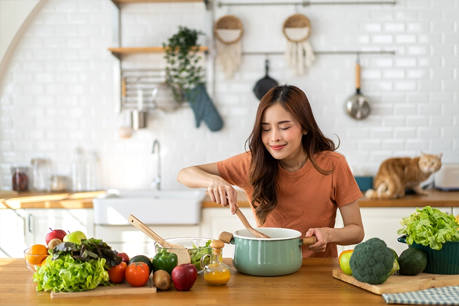 Élaboration de menus spécifiques adaptés et aide à la prise de repas