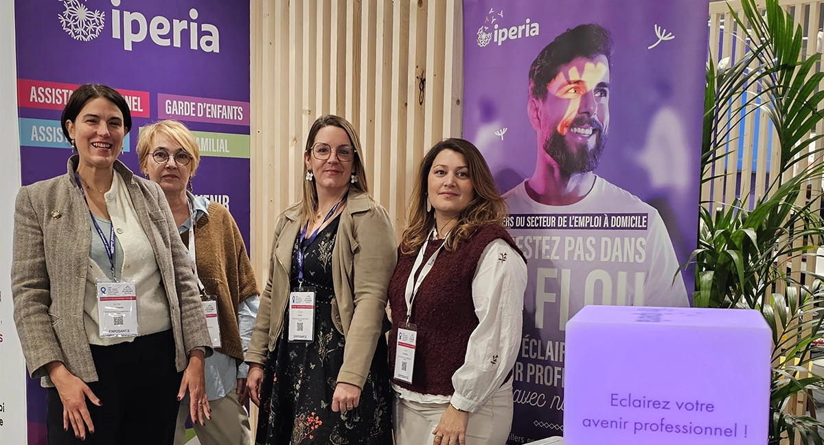 Conseillères COEPS d’IPERIA présentant le service d’orientation et d’évolution professionnelle pour les métiers du domicile lors du salon SAPED à Paris